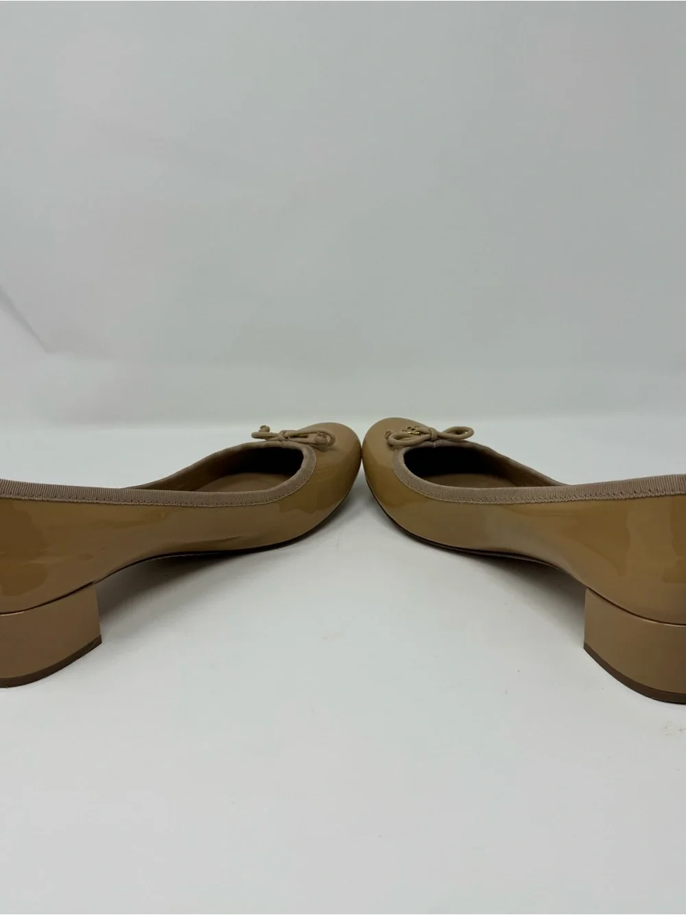 Tory Burch Beige Patent Leather Heels with Logo Charm